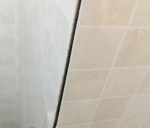 满城瓷砖空鼓维修公司分享阳台瓷砖脱落的修复过程可以分为以下几个步骤